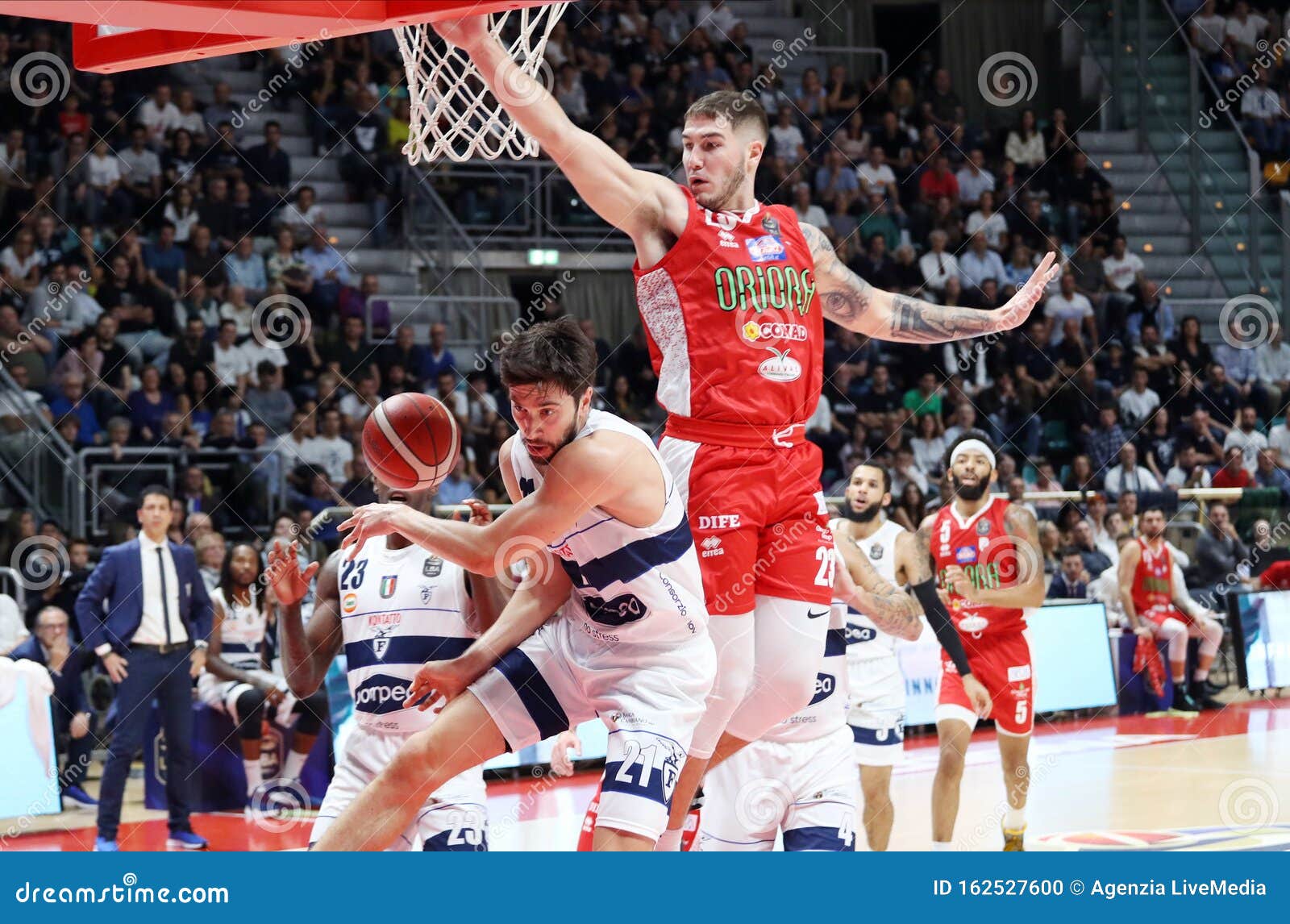 İTALYA ERKEKLER BASKETBOL LİGİ BOLOGNA PİSTOİA