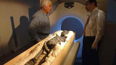 Renkleriyle Kral Tutankhamun