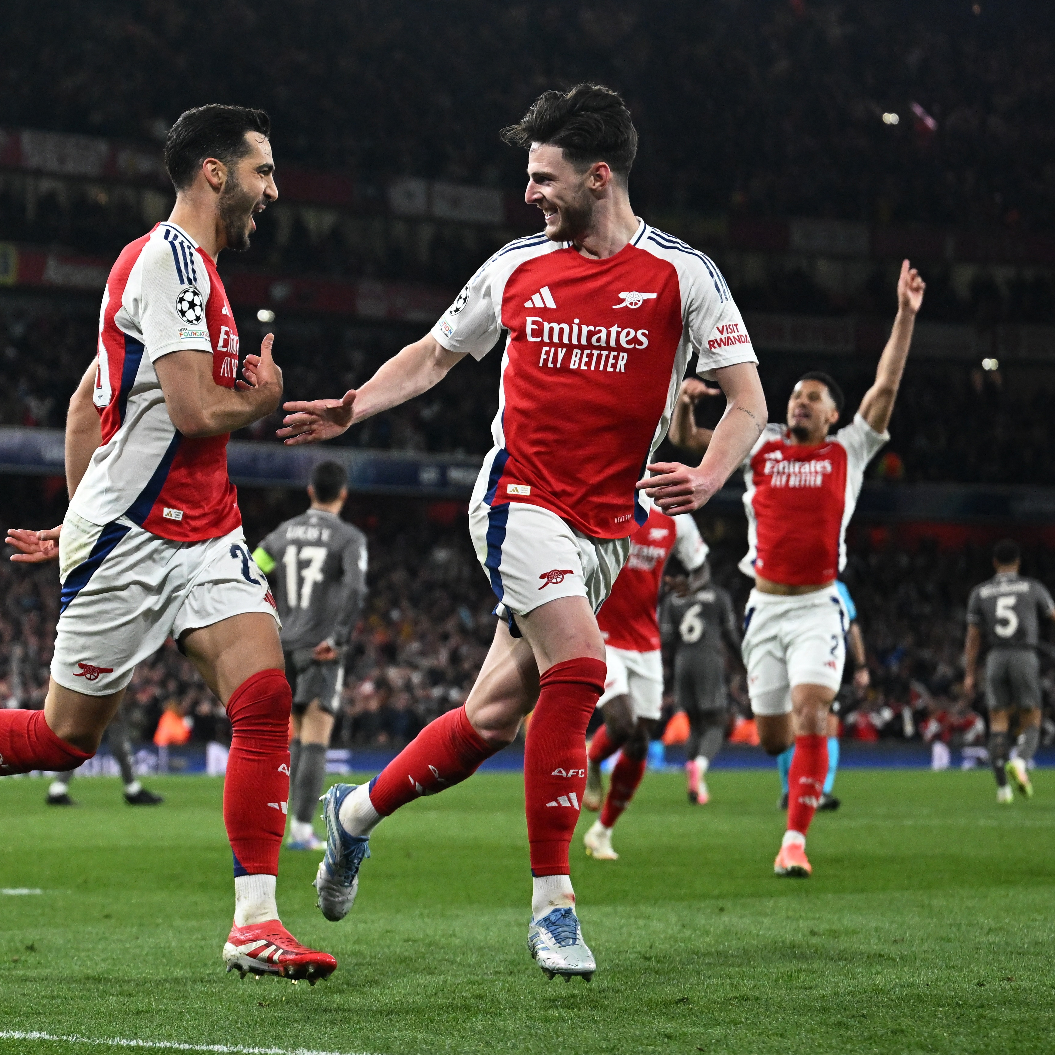 UEFA Şampiyonlar Ligi Çeyrek Final Futbol Karşılaşması Özetl