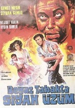 Beyaz Tabakta Siyah Üzüm
